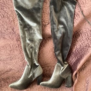 NWOT SILVER/GREY LUXURIOUS OVER THE KNEE BOOTS